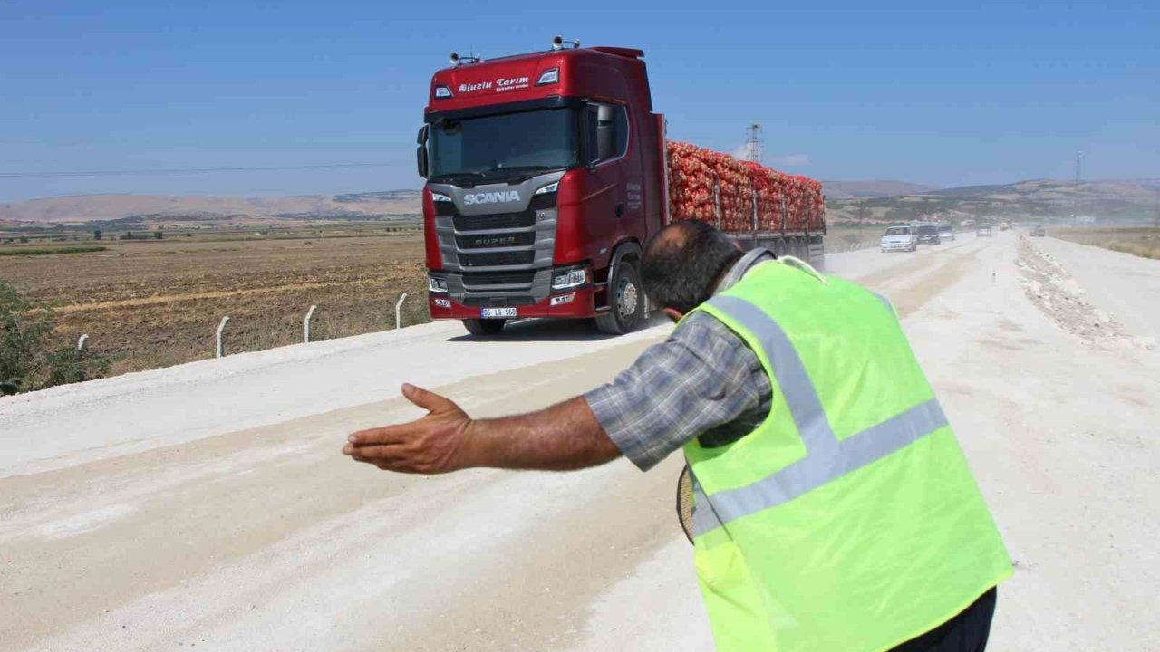 Amasya'da Sempatik Yol İşçisi, Sürücülere Moral Veriyor