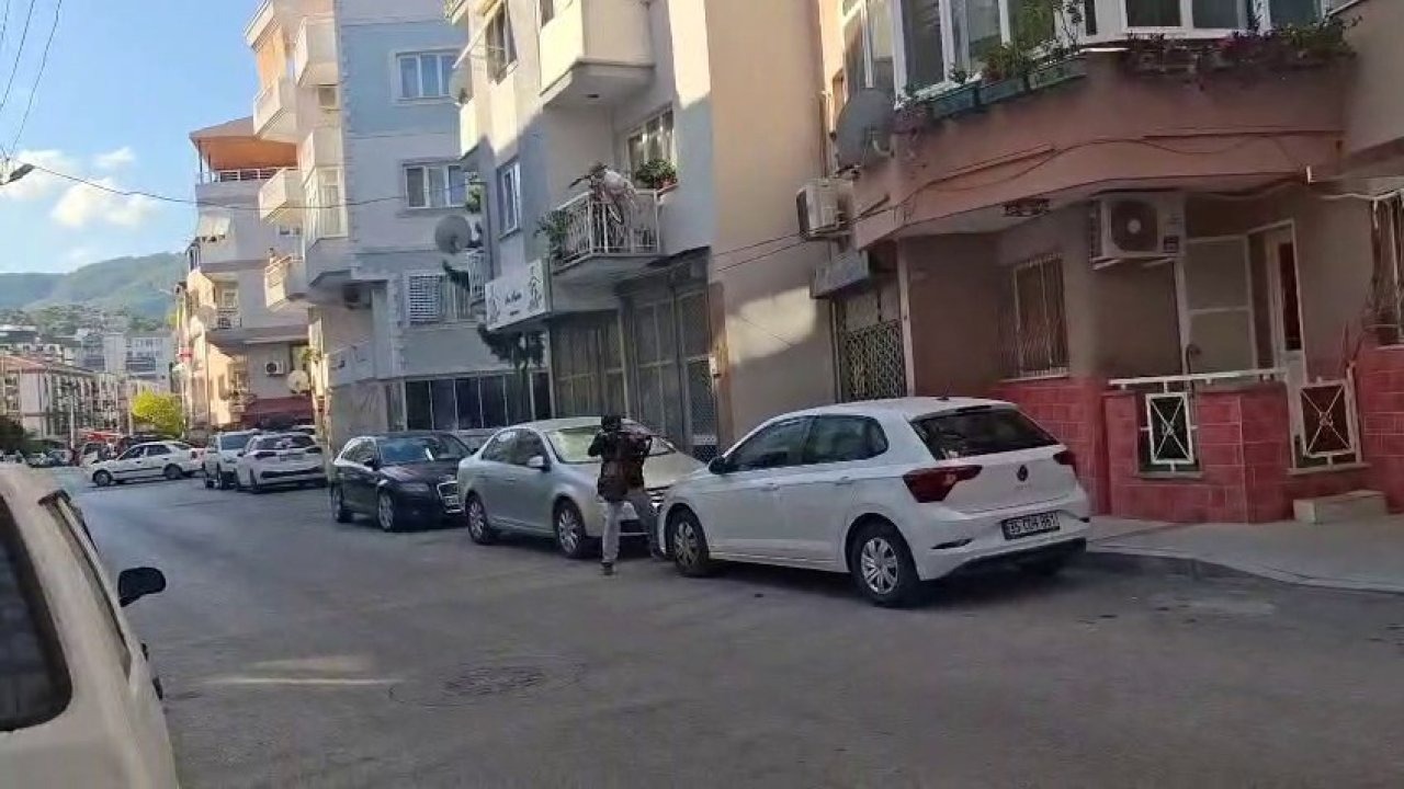 İzmir&#039;de Polis Karakoluna Hain Saldırı: 2 Polis Şehit, 6 Yaralı