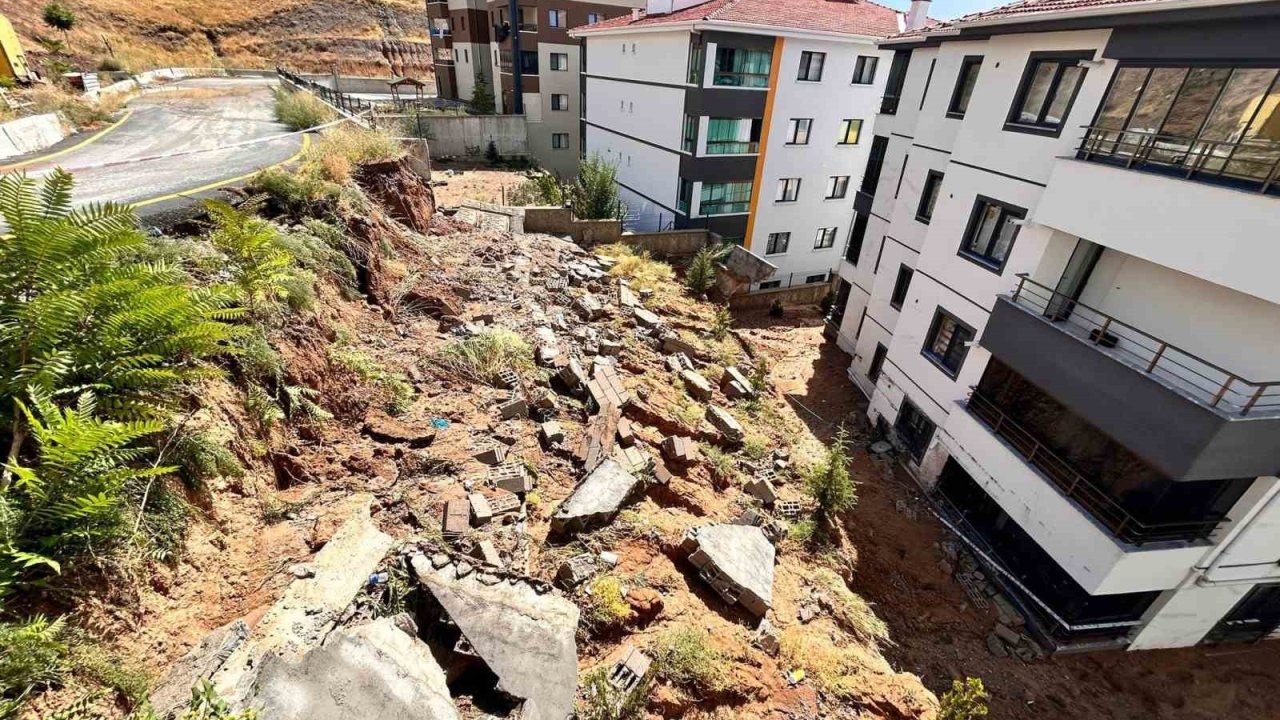 Gölbaşı&#039;nda İstinat Duvarı Çöktü, Apartman Dairesi Zarar Gördü