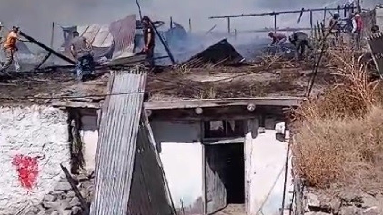 Kars’ta Çıkan Yangın İki Evi Kül Etti
