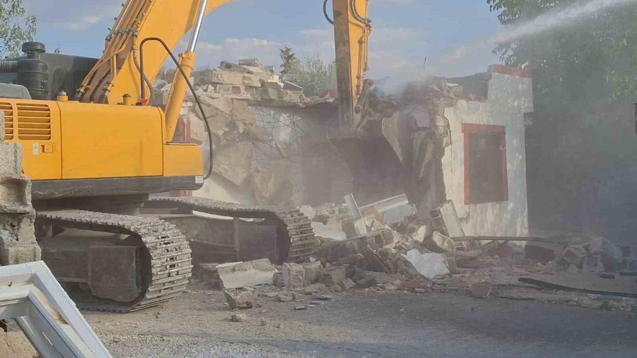 Orta Hasarlı Binaların Yıkımı Başladı