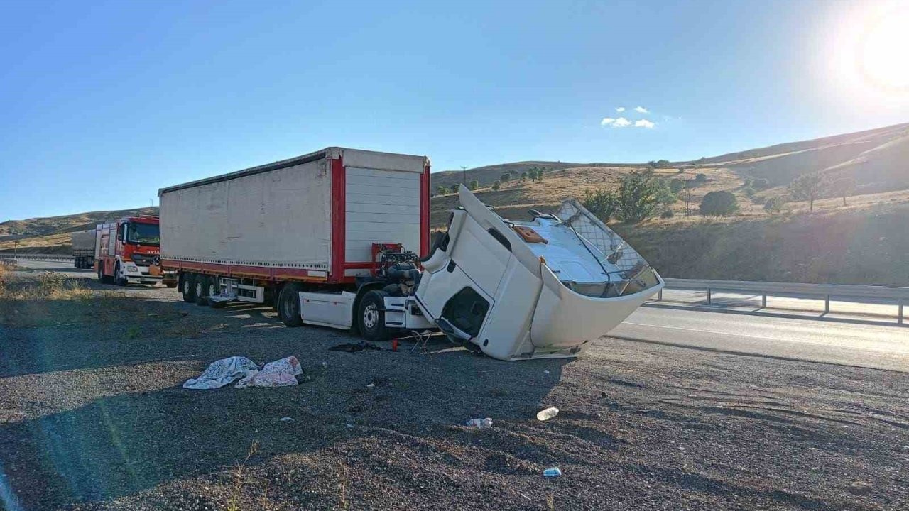 Aşkale’de Korkunç Kaza: Tır İkiye Ayrıldı