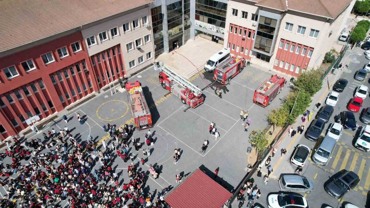 Başakşehir&#039;de Ortaokul Kantininde Yangın: Öğrenciler Tahliye Edildi