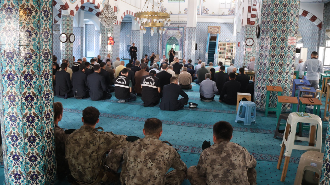 Iğdır’da 10 Yıl Önce Şehit Olan 13 Polis Dualarla Anıldı