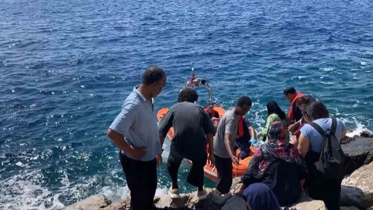 Marmaris&#039;te Mahsur Kalan 39 Düzensiz Göçmen Kurtarıldı