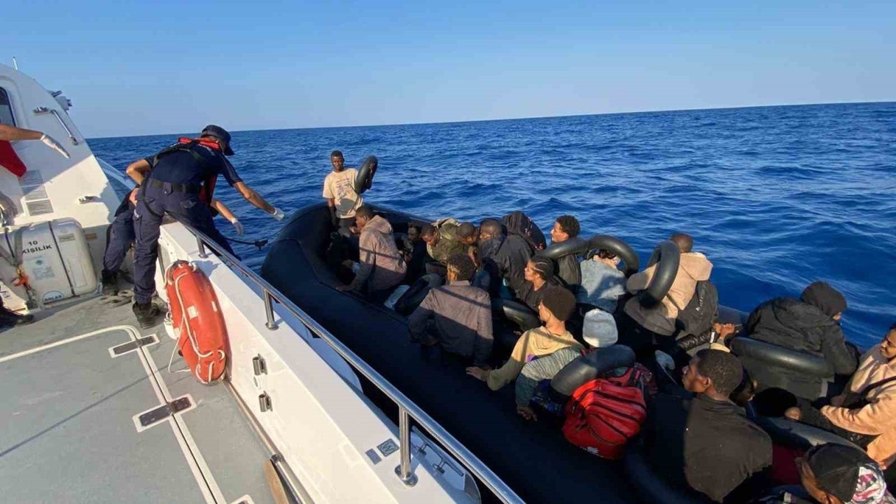 Fethiye Açıklarında Sürüklenen Düzensiz Göçmenler Kurtarıldı
