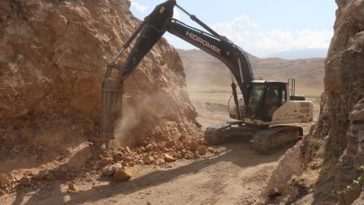 Vali Turan'ın Talimatı ile Erhacı Köyü’nde Mezarlık Yolu Ulaşıma Açıldı