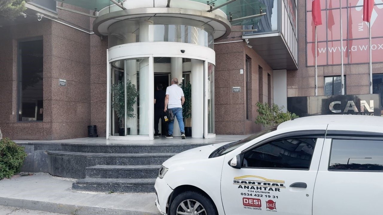 Can Holding binasına kilitler için çilingir çağırıldı