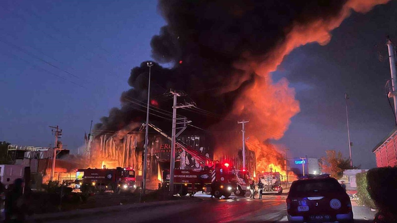 Kocaeli Başiskele&#039;de Lojistik Depoda Yangın