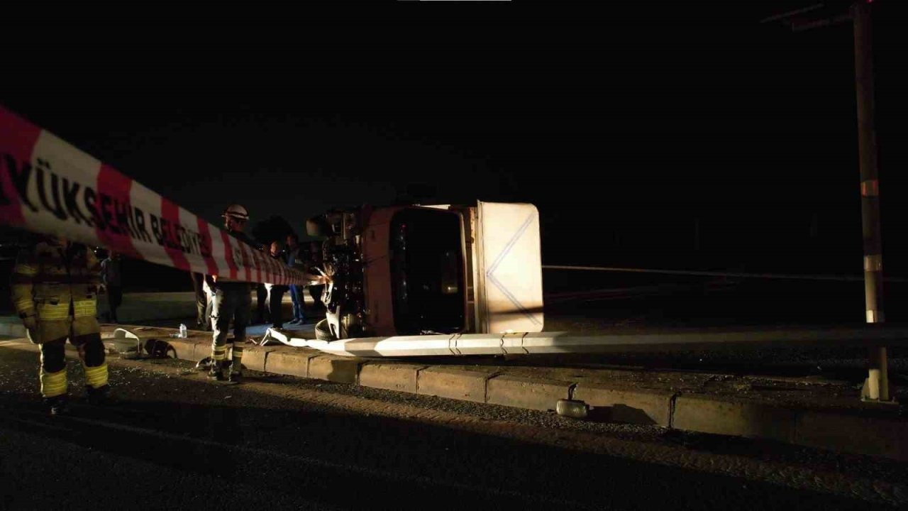 Pazardan dönen çift kaza yaptı: 2 yaralı