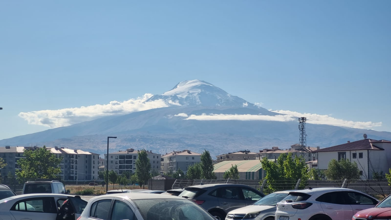 Ağrı Dağı Mevsimin İlk Karıyla Beyaza Büründü