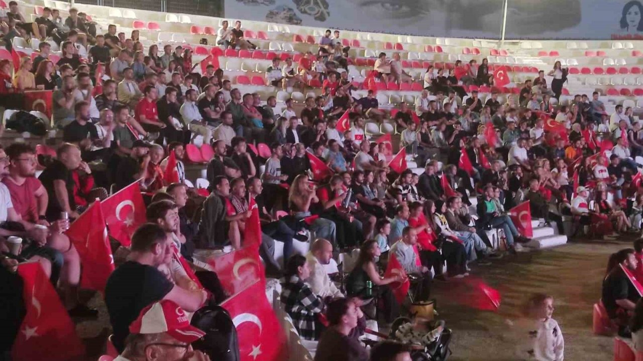 Türkiye’nin Yunanistan galibiyetini dev ekranda izlediler
