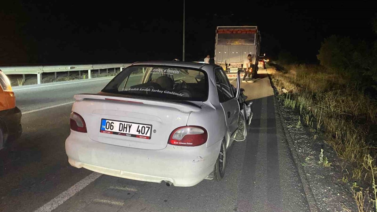 Çorum&#039;da Kamyona Çarpan Otomobil Hurdaya Döndü