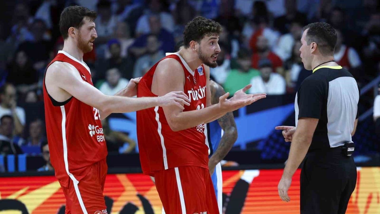 A Milli Basketbol Takımı, Yunanistan&#039;ı Farklı Mağlup Ederek Finalde!