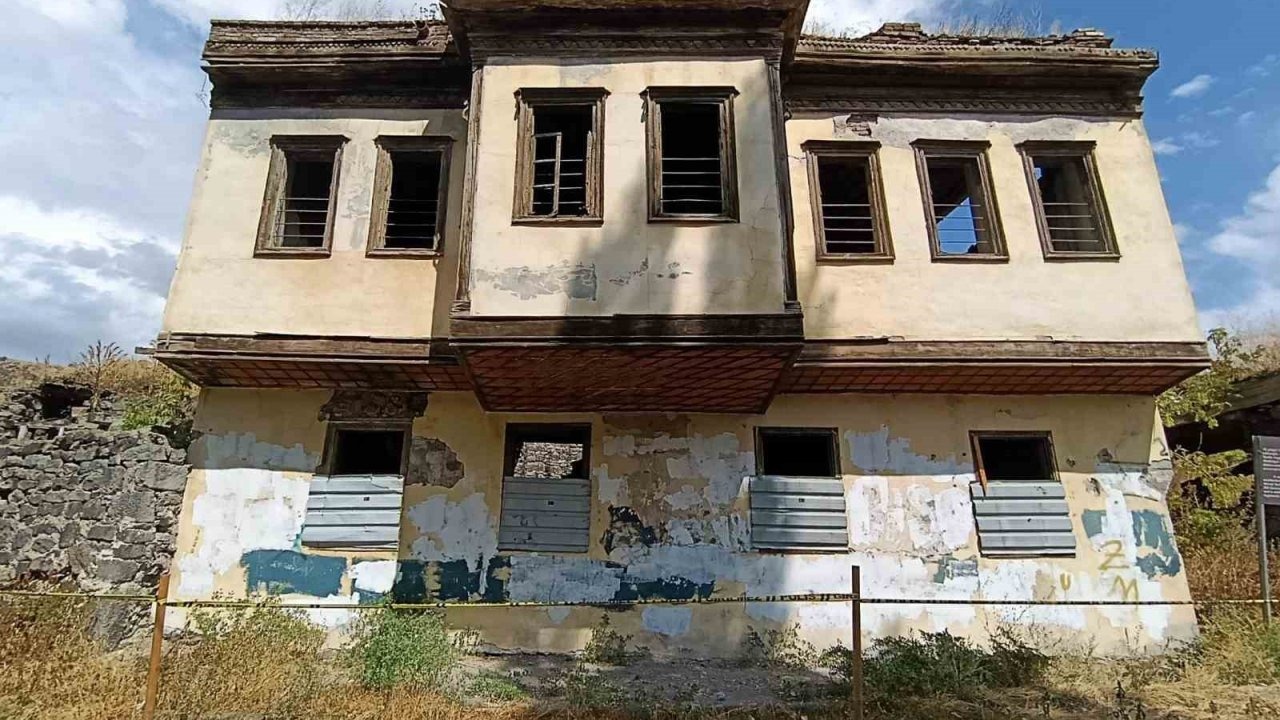 Kars&#039;ın Tarihi Tevfik Paşa Konağı Yıkılma Tehlikesiyle Karşı Karşıya