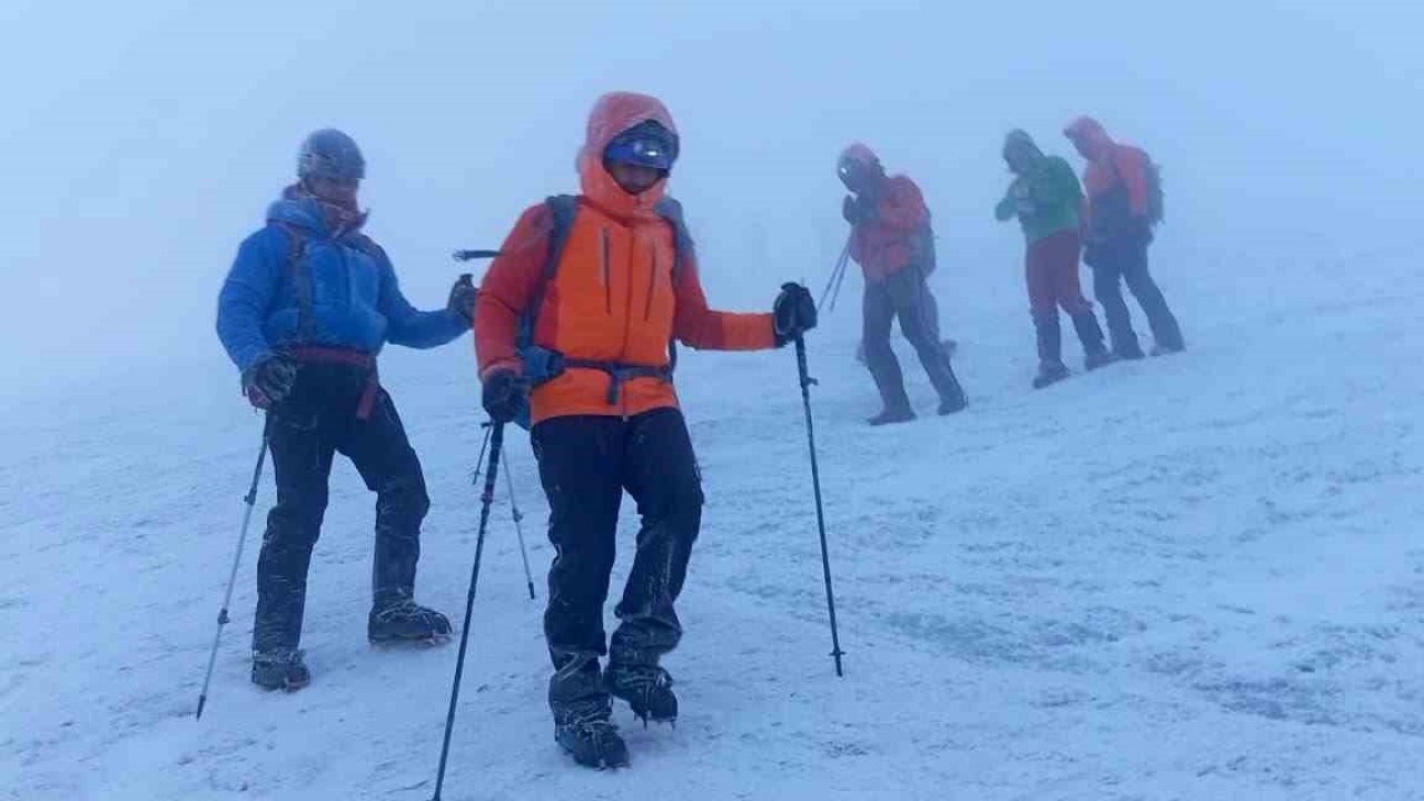 Ağrı Dağı&#039;nda Dağcılara Kar ve Fırtına Engeli