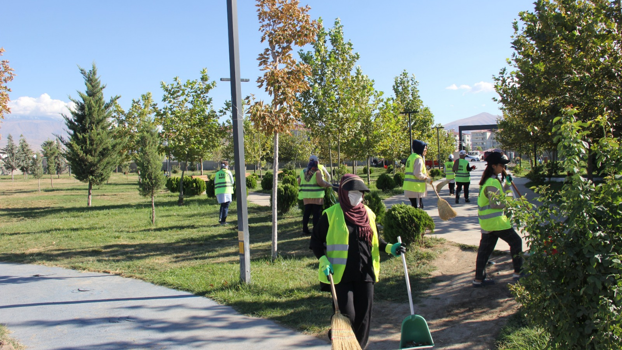Temizlik Timleri Iğdır Millet Bahçesi’nde Yoğun Mesai Yapıyor
