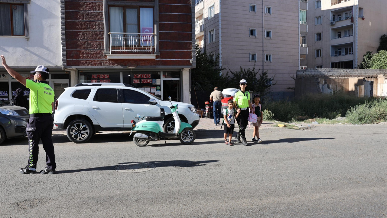 Iğdır İl Emniyet Müdürlüğü Okul Önlerinde Güvenliği Artırdı