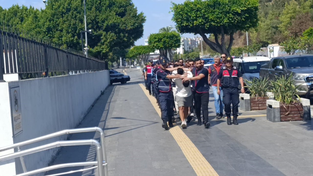 Manavgat’ta Silahlı Saldırı: 3 Kişi Yaralandı, 8 Şüpheli Yakalandı