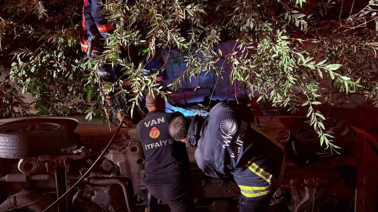 Van’da Otomobil Su Kanalına Düştü: Sürücü Yaralandı