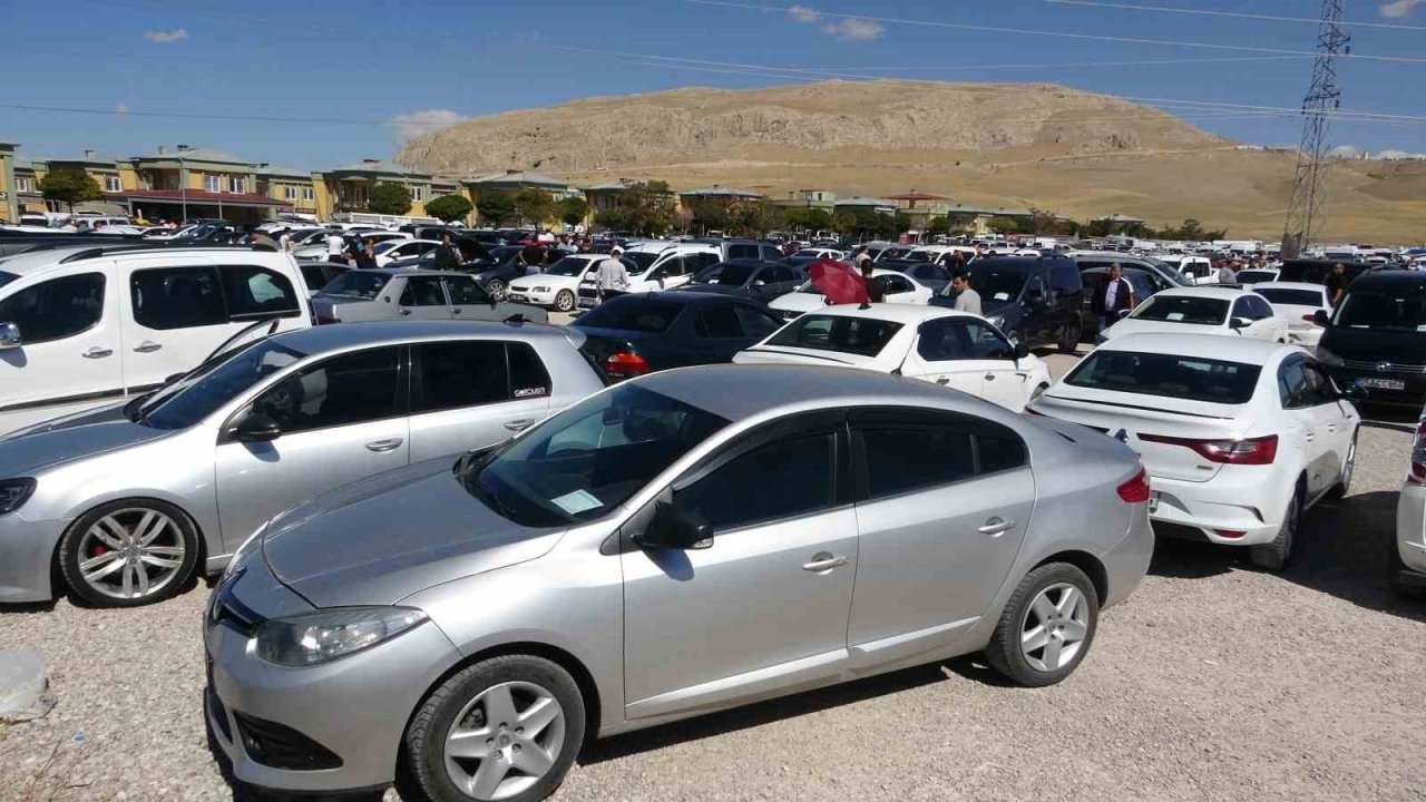 Van&#039;daki İkinci El Oto Pazarı Hareketlendi: Alıcı ve Satıcı Yoğunluğu Arttı