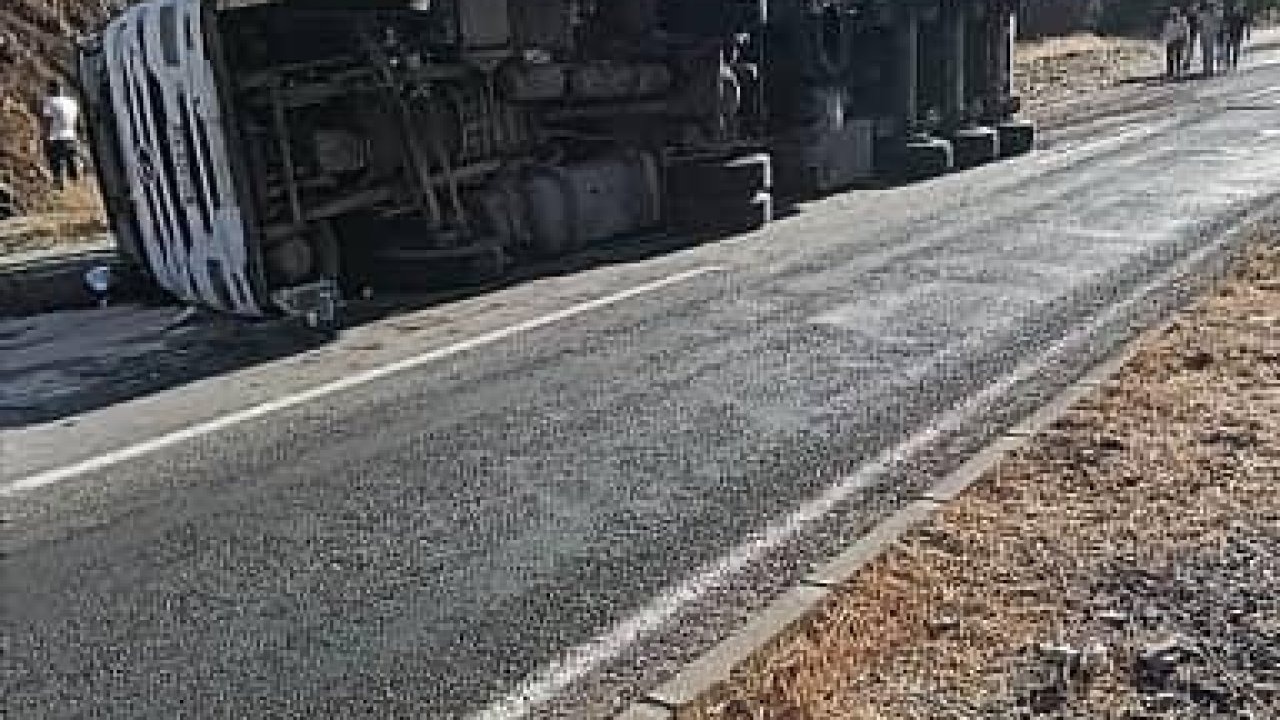 Elazığ’da Tır Devrildi: Maddi Hasar Meydana Geldi