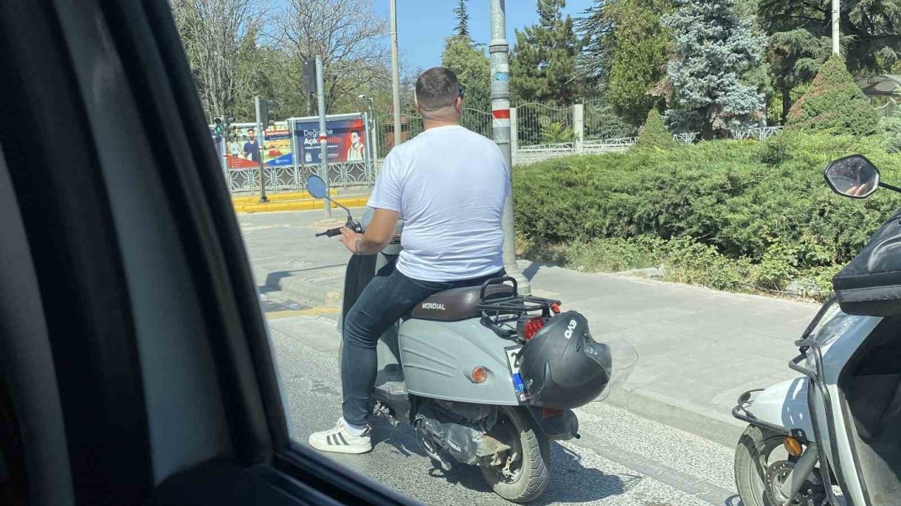 Eskişehir’de Plakasını Kaskla Kapatan Motosiklet Sürücüsü Dikkat Çekti