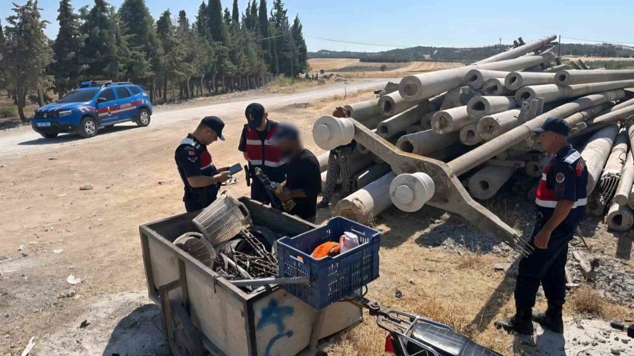 Saruhanlı&#039;da Elektrik Direklerinden Demir Çalmaya Çalışan 2 Şüpheli Yakalandı