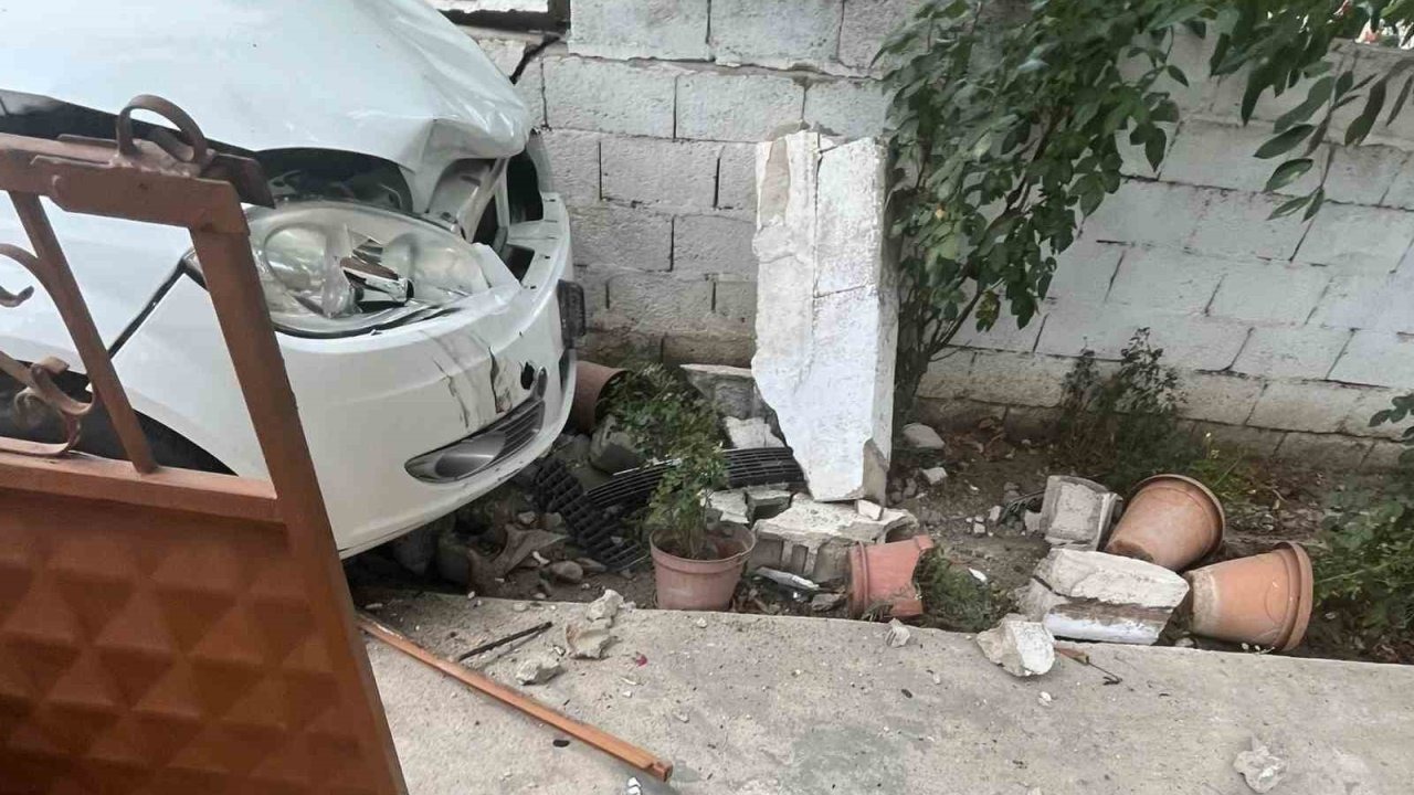 Muratlı'da Otomobil Evin Duvarına Çarptı