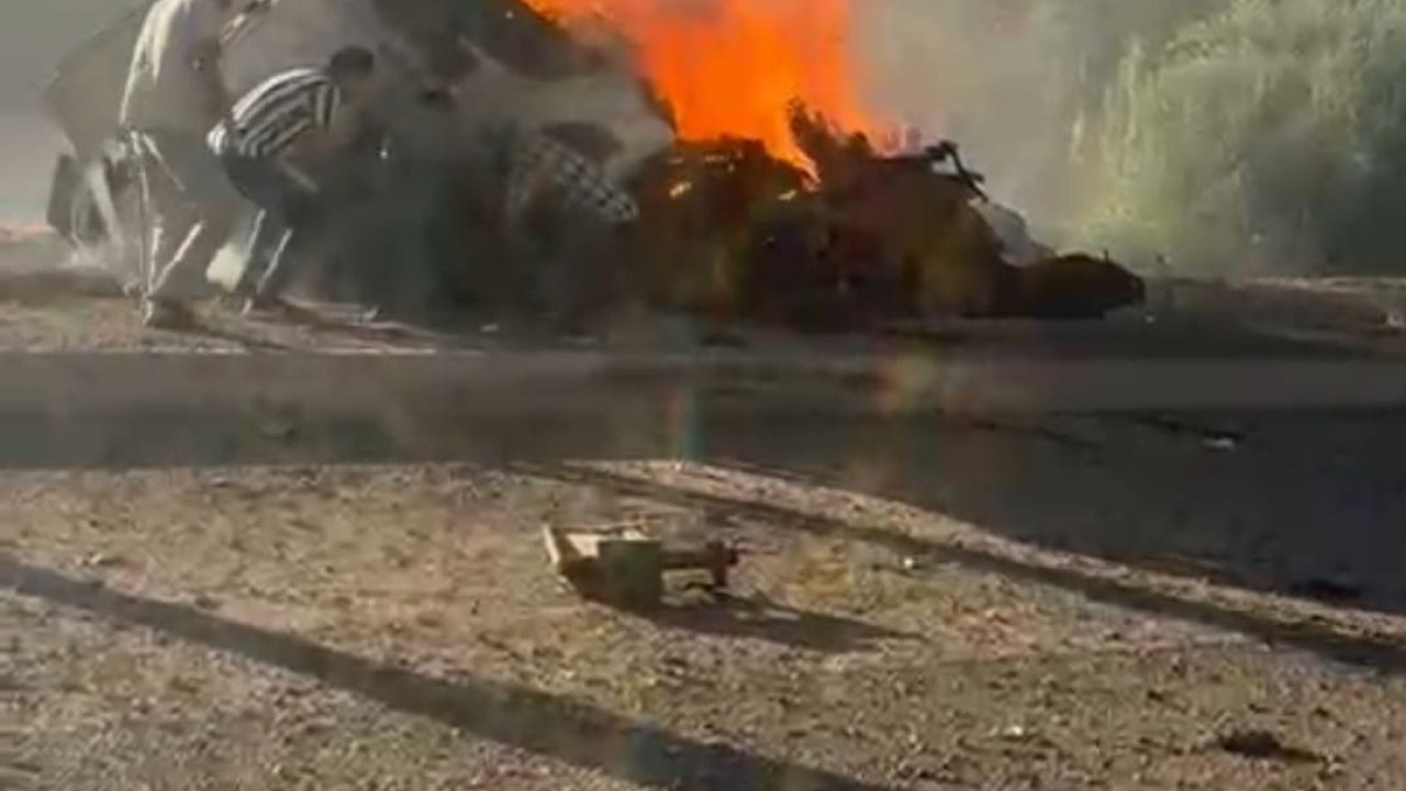 Malatya’da Otobüsle Çarpışan Tır Yandı, Sürücüyü Vatandaşlar Kurtardı