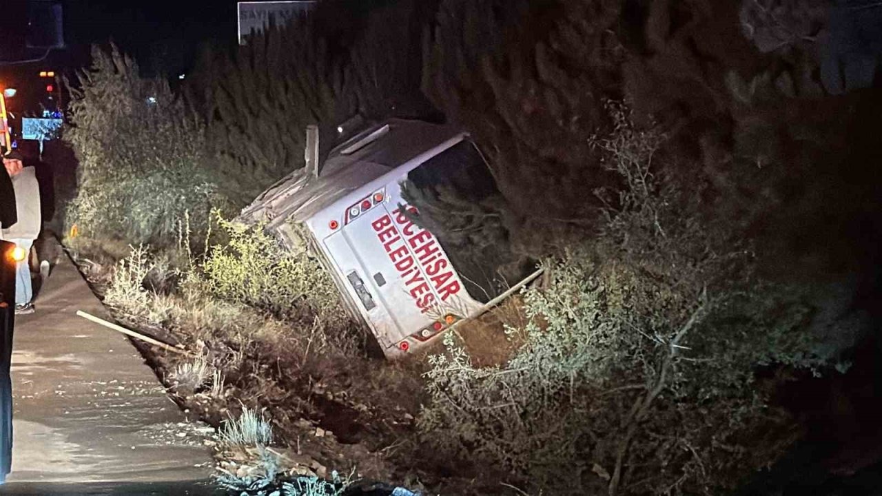 Afyonkarahisar’da Yolcu Midibüsü Devrildi: 12 Yaralı