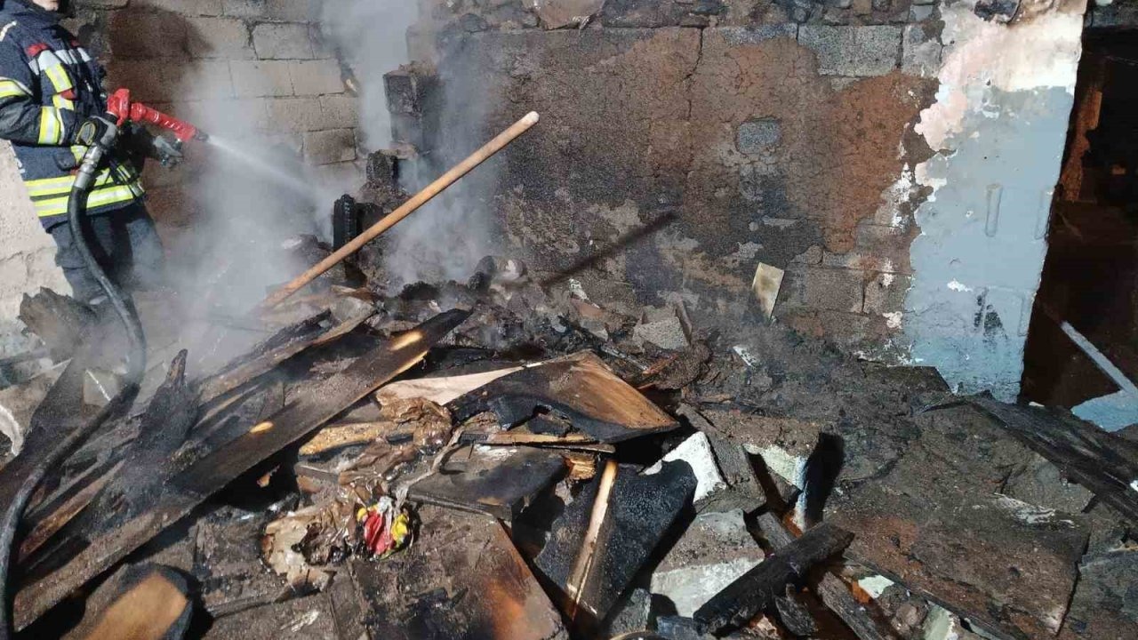 Erzurum'da Terk Edilmiş Evde Yangın