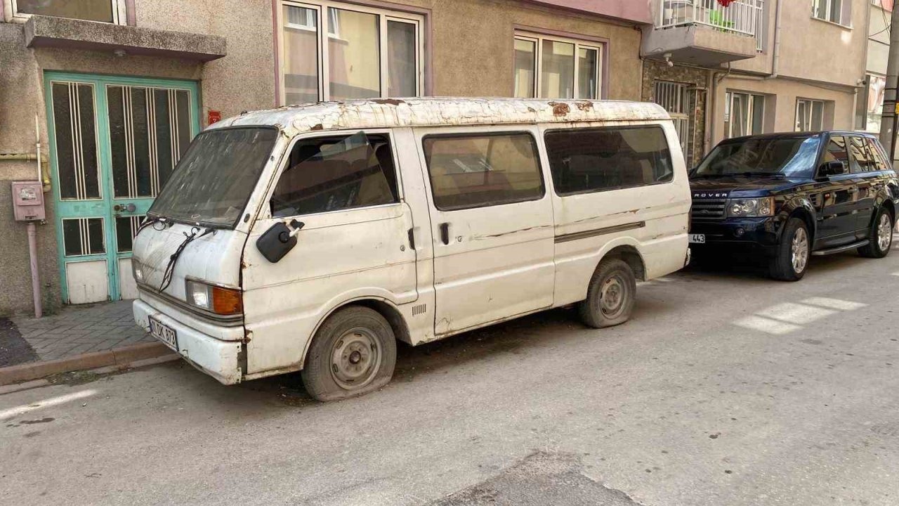 Eskişehir’de Sokağa Terk Edilen Araç Görüntü Kirliliği Yaratıyor