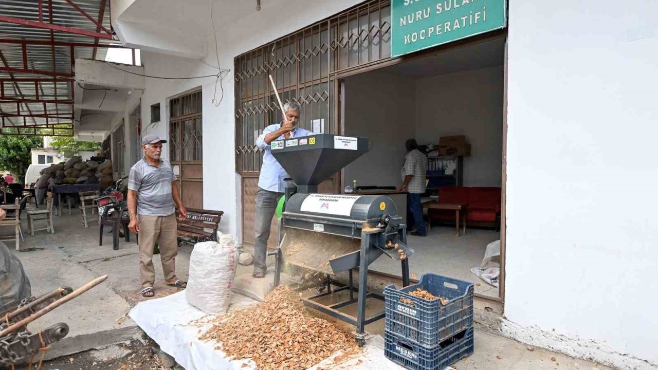 Mersin&#039;de Badem Üreticilerine Büyük Destek: Kabuk Soyma Makinesiyle İşe Hız Geldi