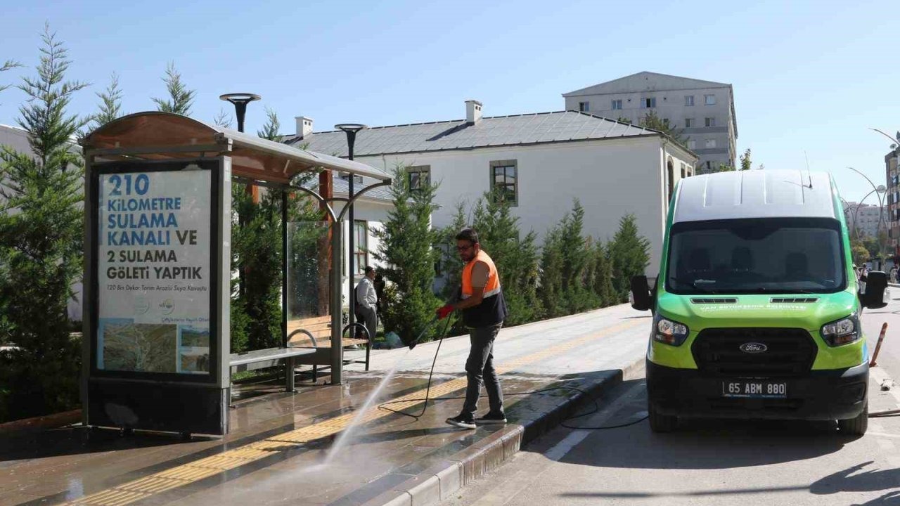 Van&#039;da Otobüs Durakları Mobil Araçlarla Temizleniyor