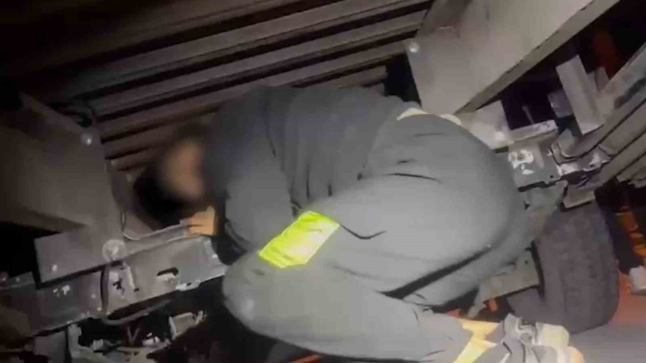 Kayseri’de İlginç Olay: Oto Kurtarıcının Gizli Bölmesinden Düzensiz Göçmen Çıktı