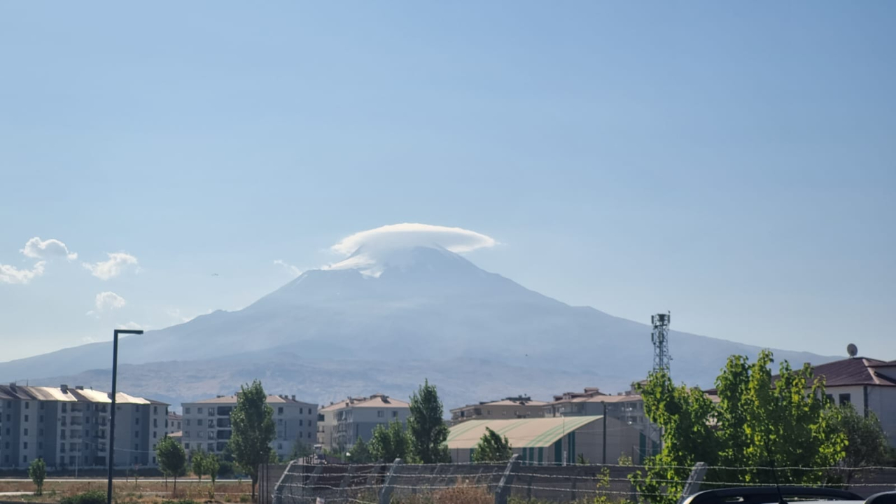 Ağrı Dağı Zirvesindeki Bulut Kartpostallık Görüntü Oluşturdu