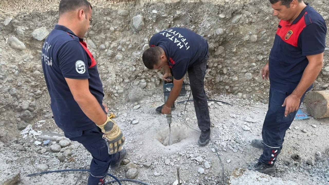 Hatay&#039;da Boruya Sıkışan Yavru Kedi Kurtarıldı