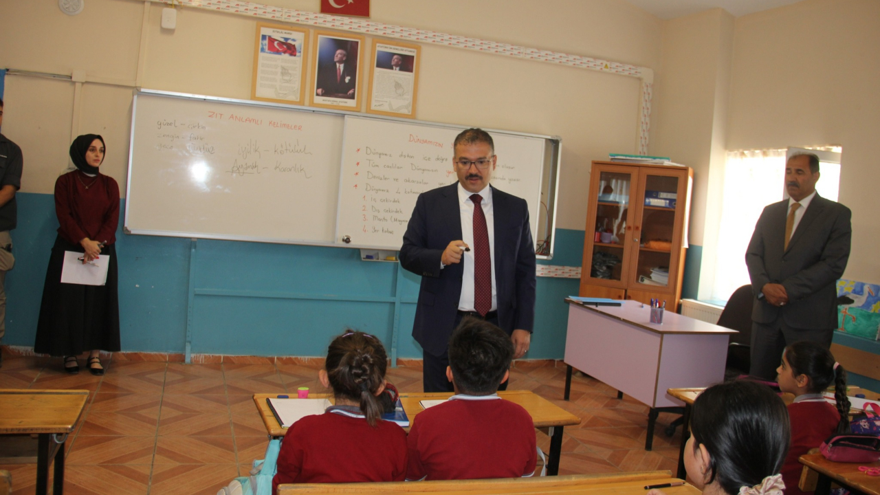 Iğdır’da Öğrencilere Kırtasiye ve Giyim Desteği