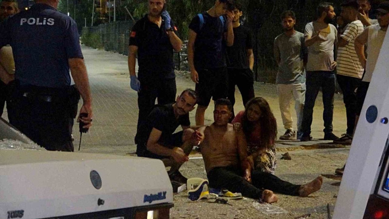 Antalya’da Tofaş Marka İki Araç Kafa Kafaya Çarpıştı: 4 Yaralı