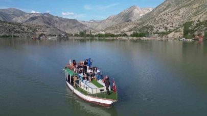 Tortum Gölü'nde Renkli Tekne Turu: Tulum ve Akordiyonla Konser