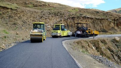 Eleşkirt'te 3 Kilometrelik Grup Köy Yoluna Sıcak Asfalt