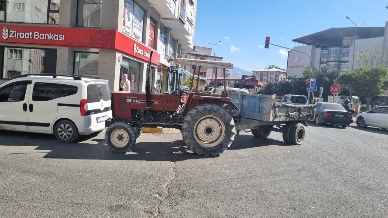 Iğdır’da Yaya ve Engelli Geçidine Park Eden Traktör Tepkilere Neden Oldu