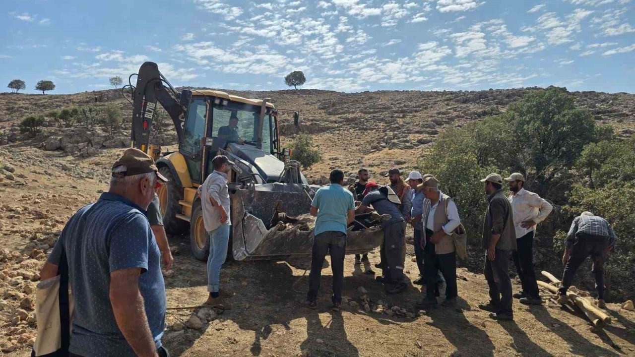 Ayağı kırılan ineği köylüler kepçeyle taşıdı