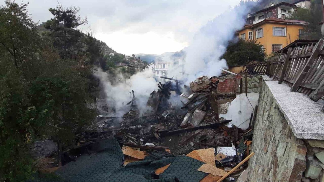 Bir tarih yok oldu, geriye külleri kaldı