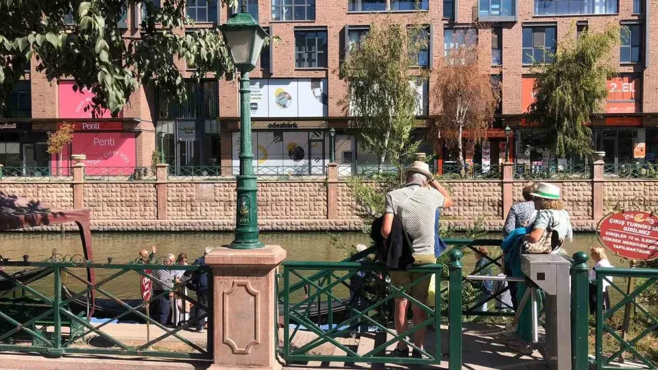 Yaz bitmesine rağmen turistler gondollardan vazgeçmiyor