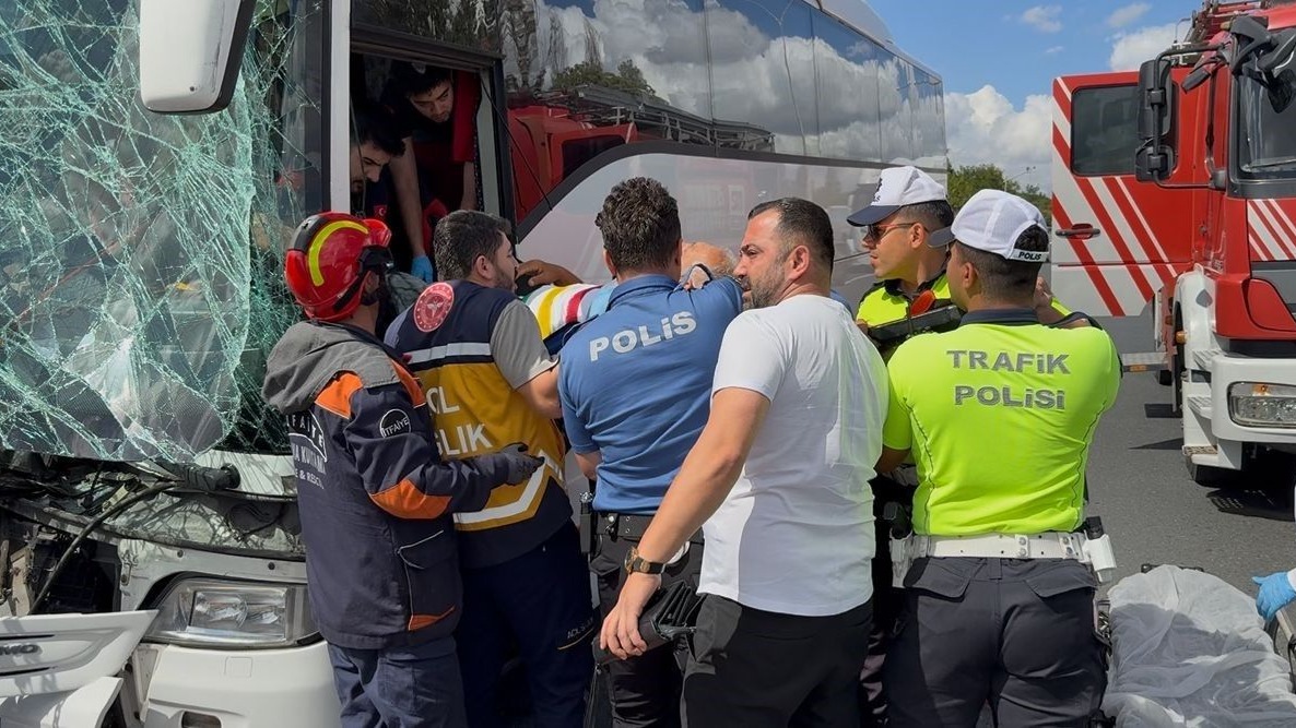Yolcu otobüsü kamyona çarptı, sürücü araçta sıkıştı