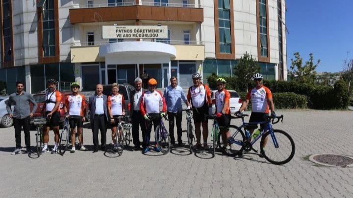 Patnos’a gelen Türk ve ABD’li bisikletliler’den eğitime destek