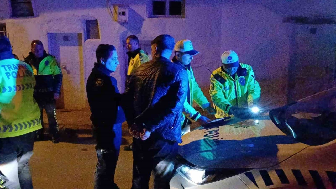 Çorum'da Polisten Kaçan Şüpheliler Okul Duvarına Çarptı