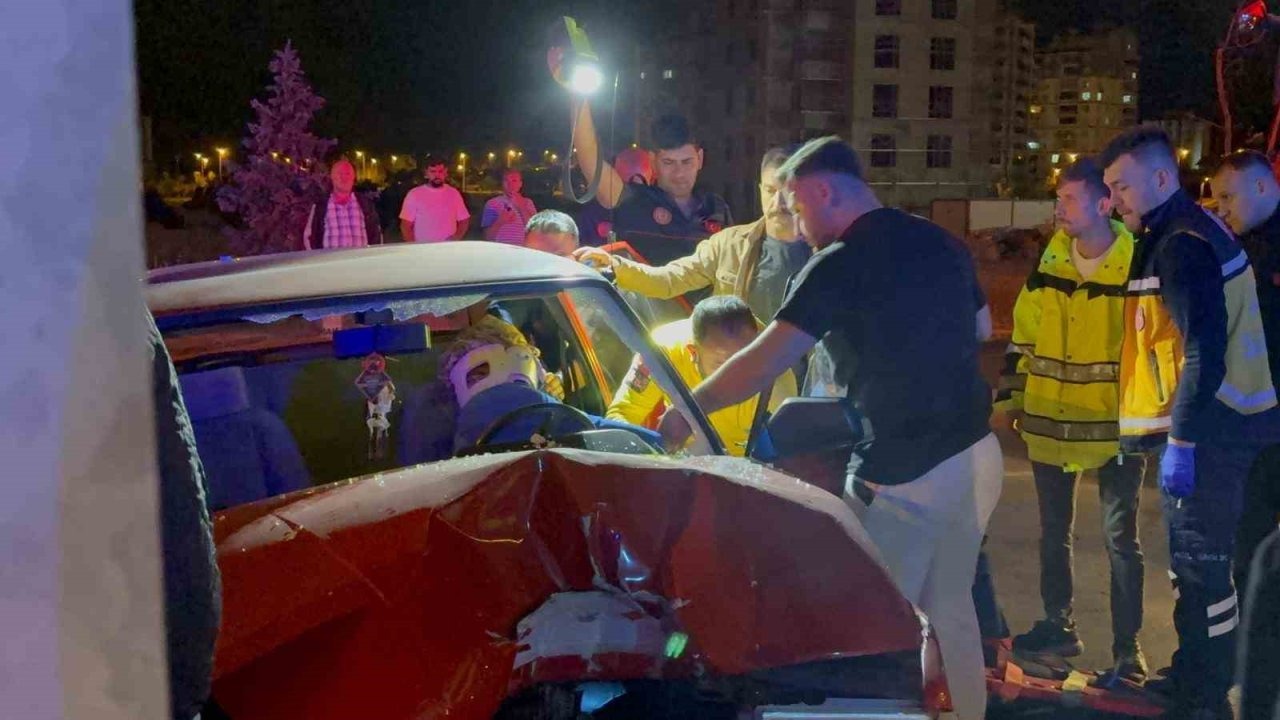 Kayseri’de Trafik Kazası: Aydınlatma Direğine Çarpan Otomobilin Sürücüsü Sıkıştı, 3 Kişi Yaralı